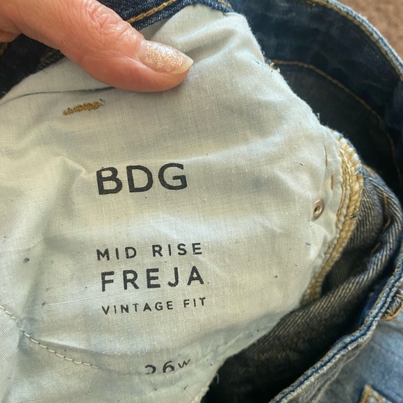 BDG Mid Rise Freja Vintage Fit Cutoffs Denim Shorts Size 26 - Picture 6 of 7